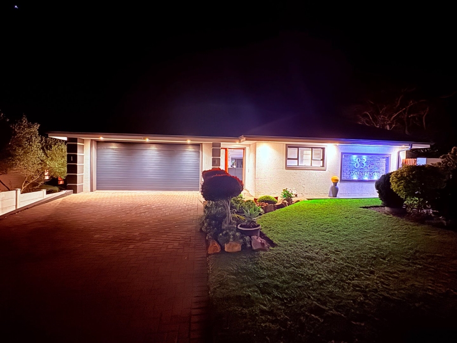 5 Bedroom Property for Sale in Reebok Western Cape